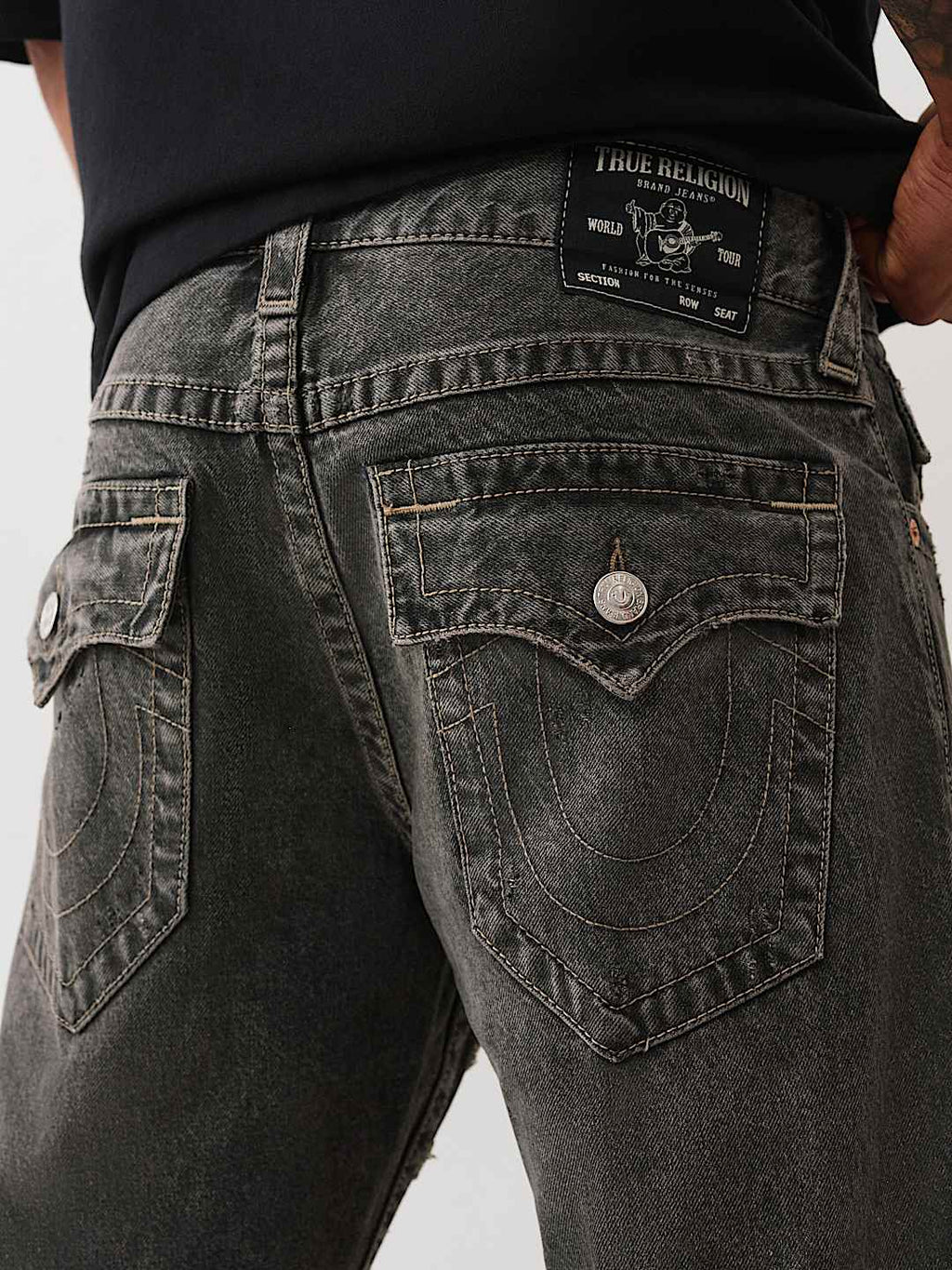 True Religion - RICKY LOGO APPLIQUÉ STRAIGHT JEAN