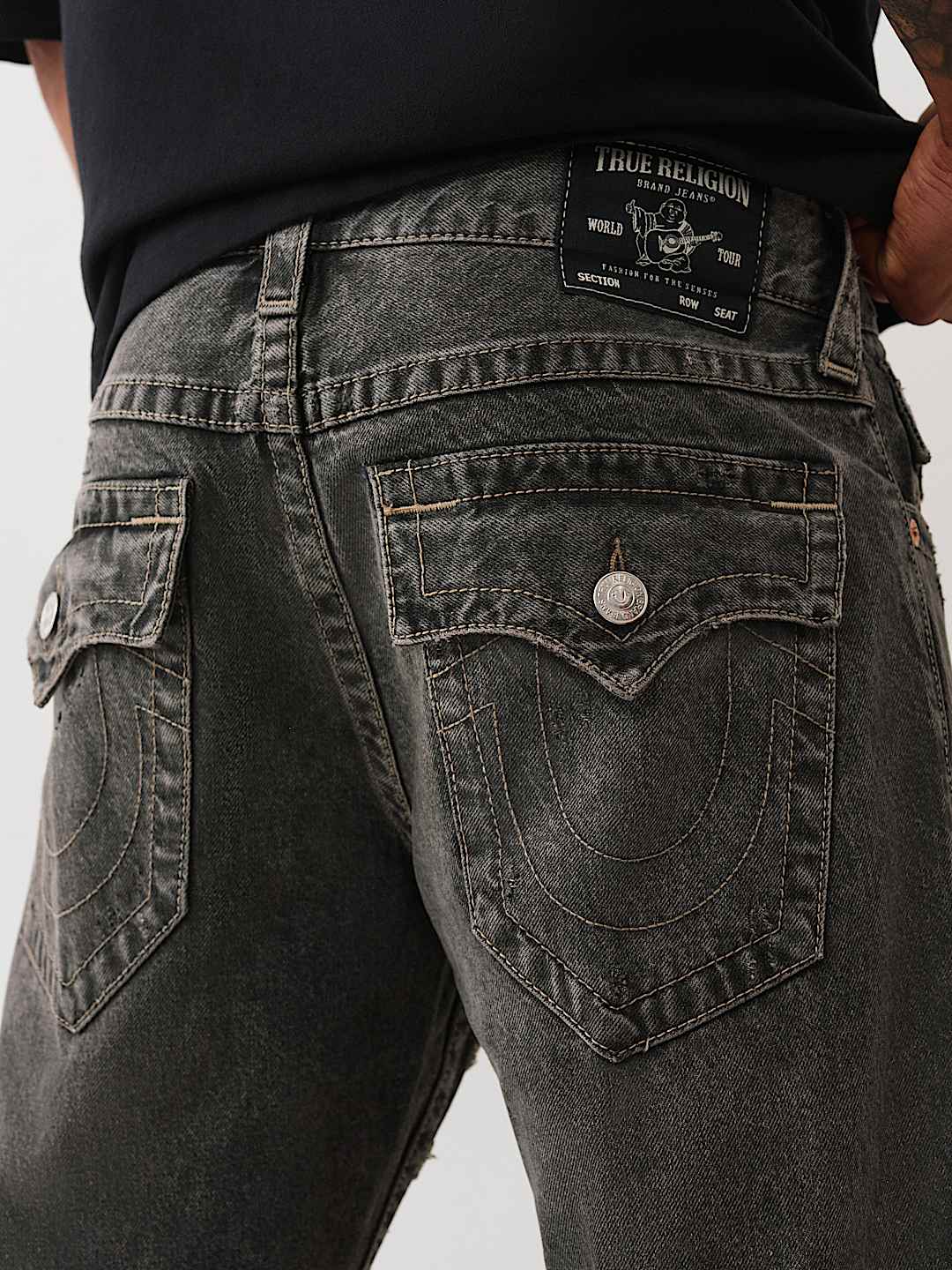True Religion - RICKY LOGO APPLIQUÉ STRAIGHT JEAN