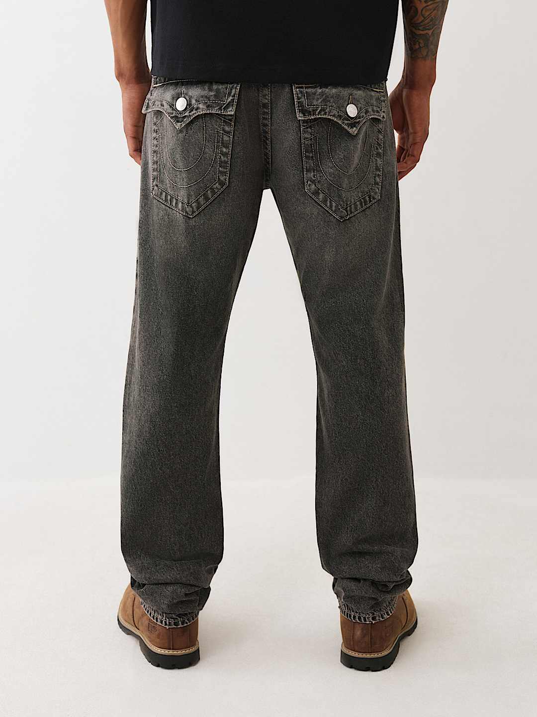 True Religion - RICKY LOGO APPLIQUÉ STRAIGHT JEAN