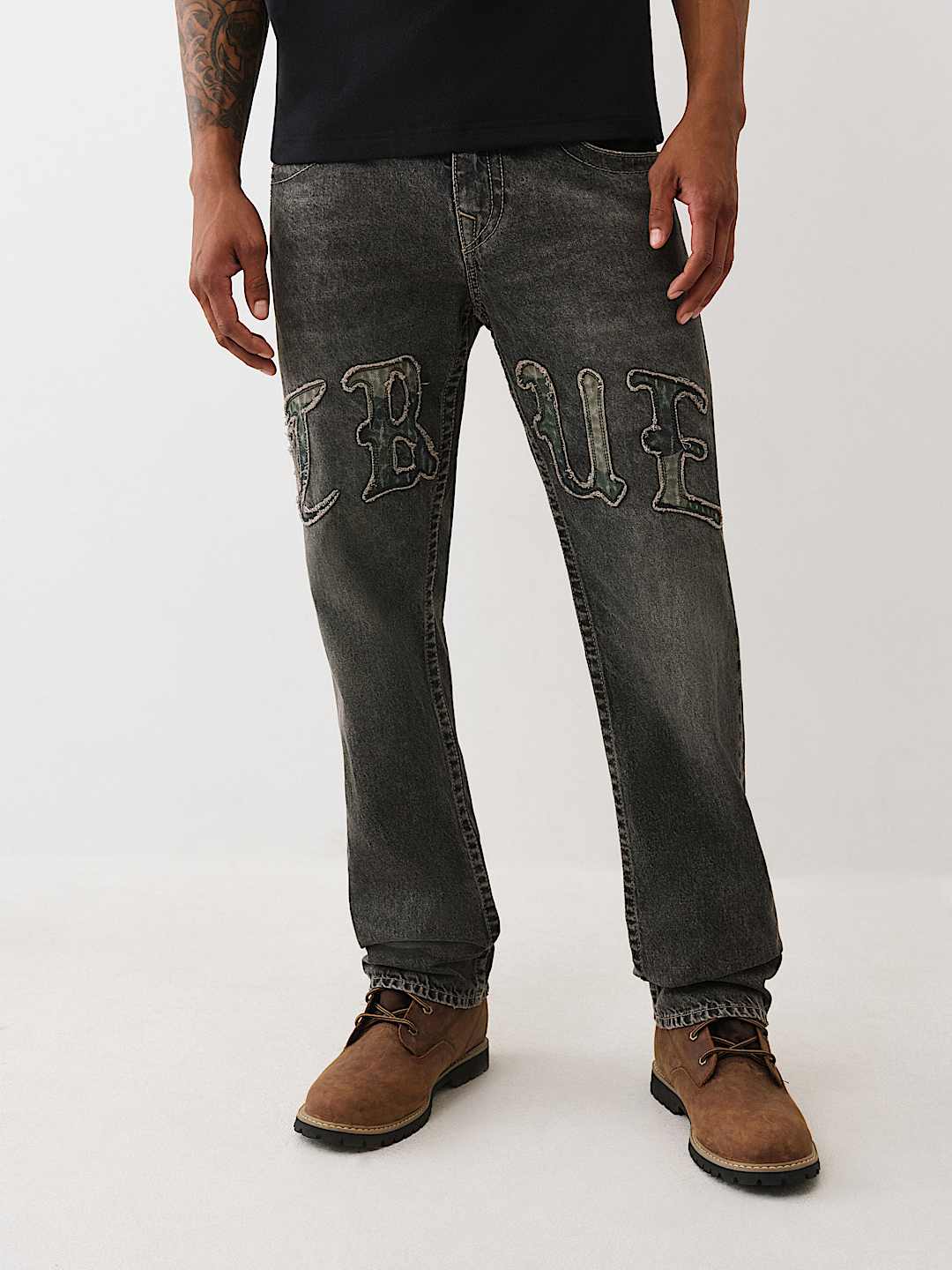 True Religion - RICKY LOGO APPLIQUÉ STRAIGHT JEAN