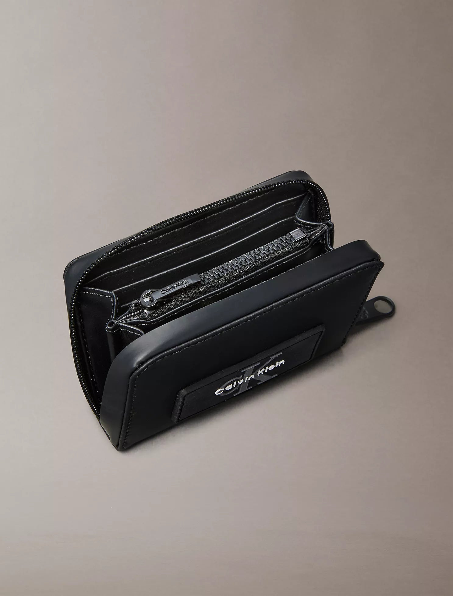 Calvin Klein - Utility Zip Wallet