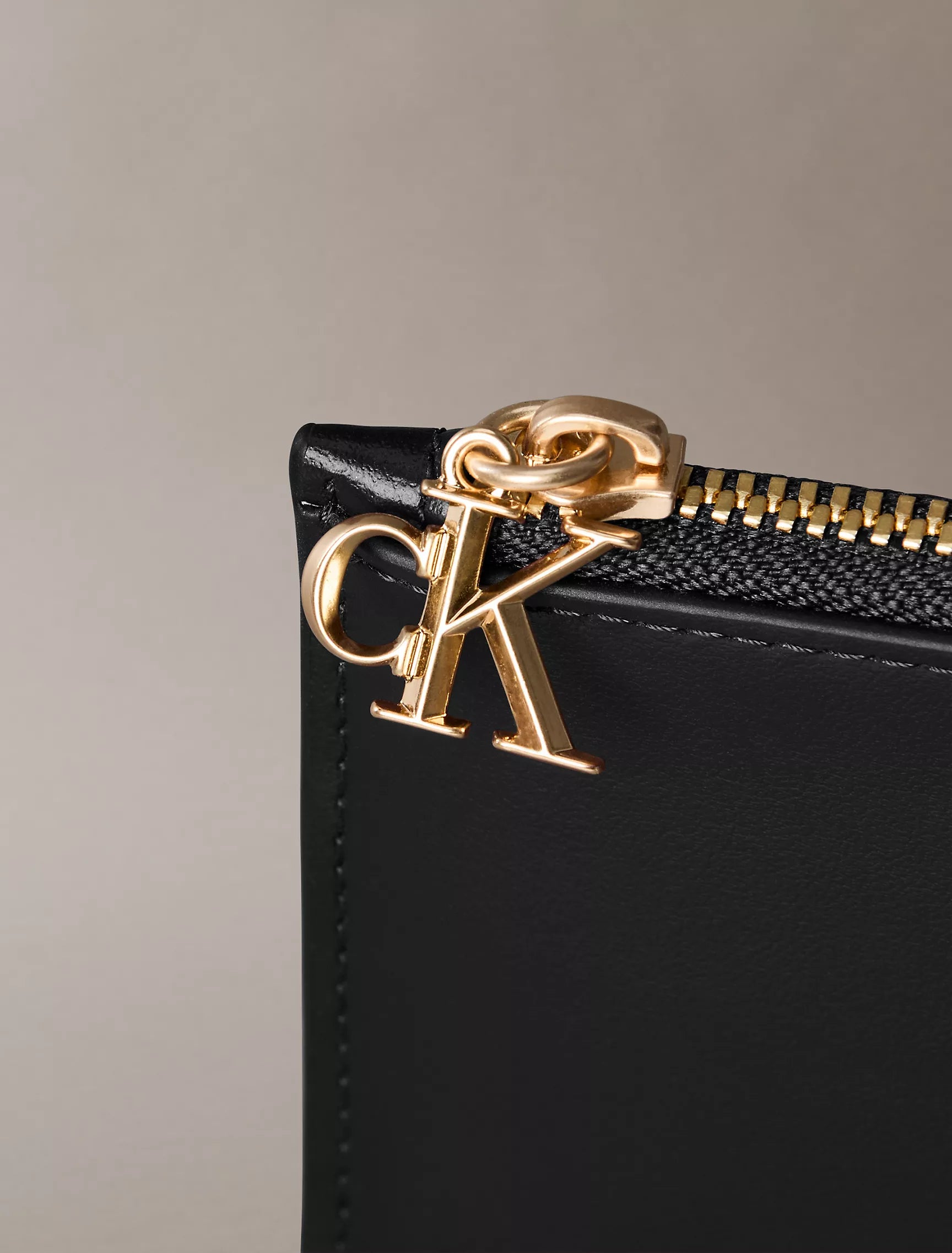 Calvin Klein - Leather Zip Card Case