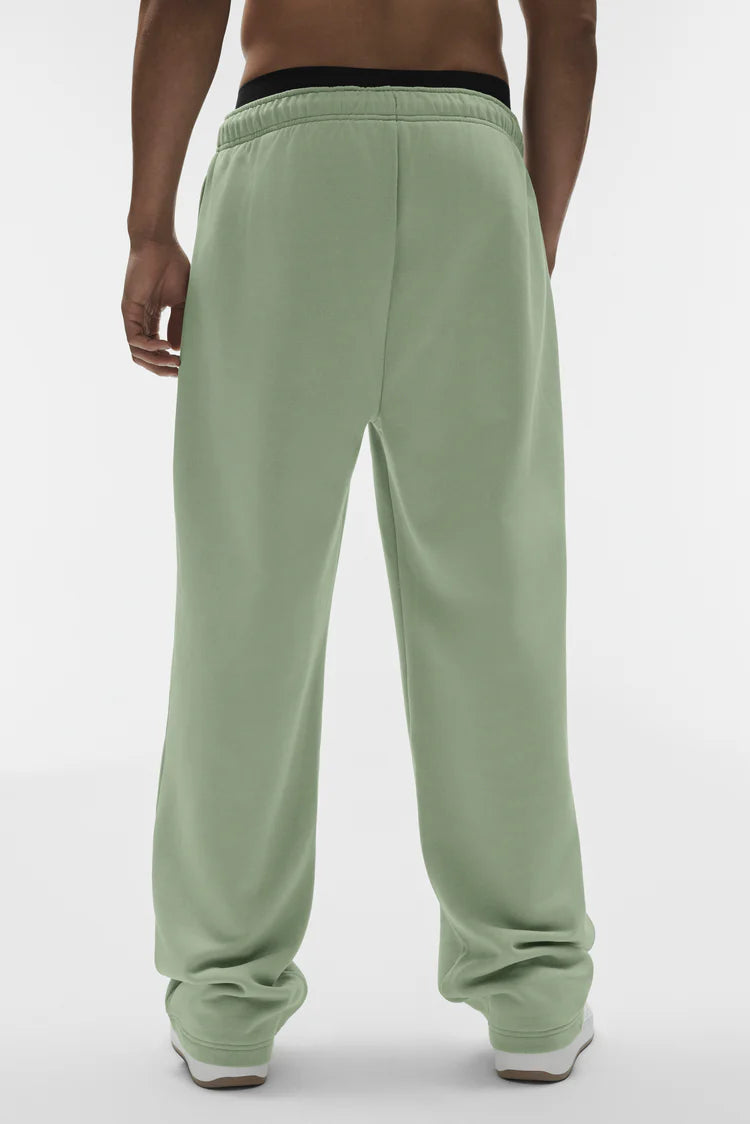 Alo Yoga - Accolade Straight Leg Sweatpant