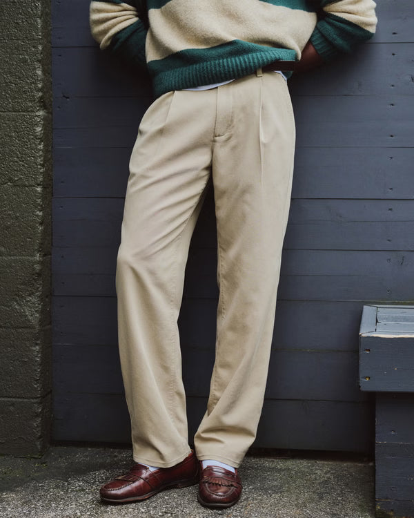 Abercrombie & Fitch - Relaxed Pleated Chino