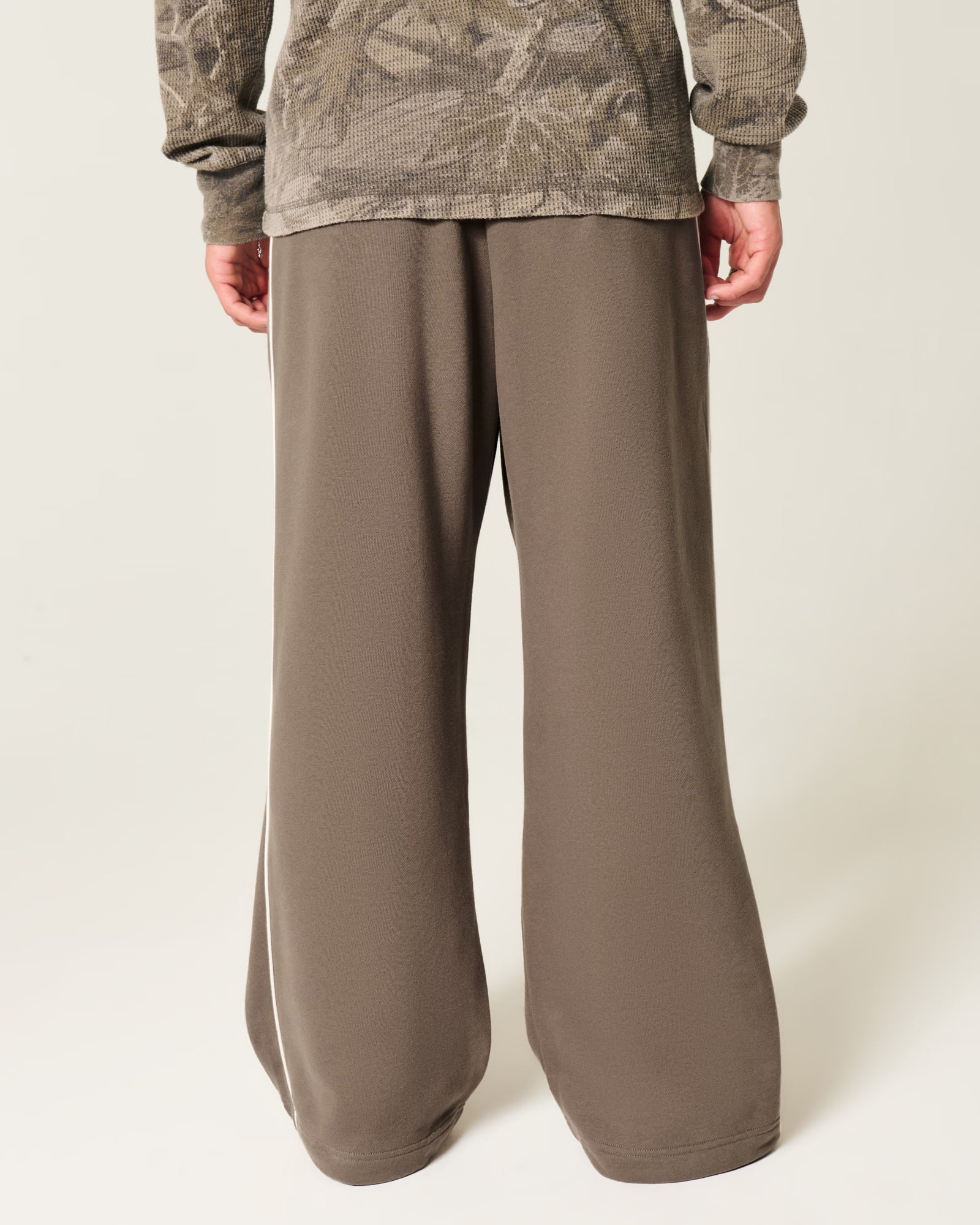 Hollister - Piped Super Baggy Sweatpants