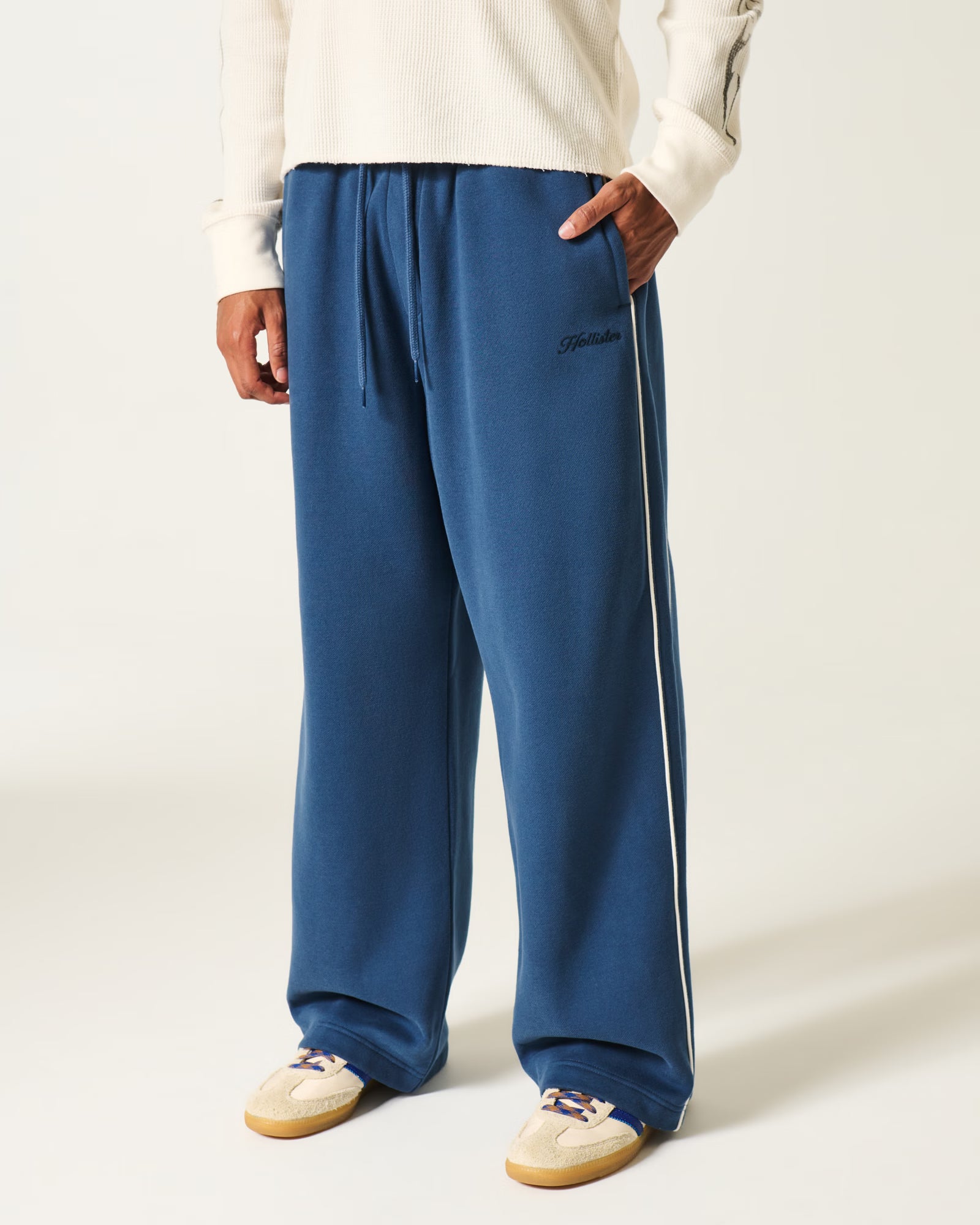 Hollister - Piped Super Baggy Sweatpants