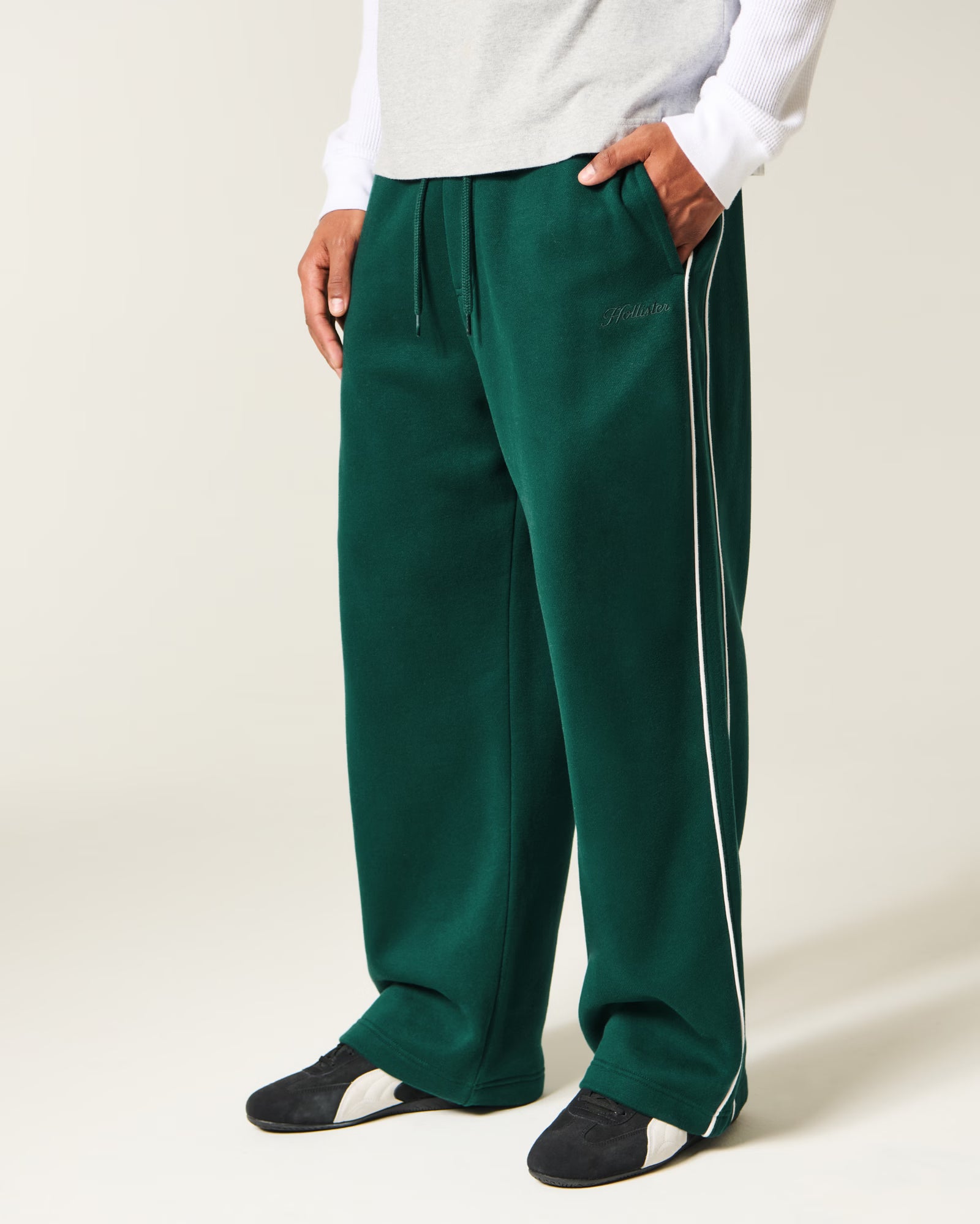 Hollister - Piped Super Baggy Sweatpants