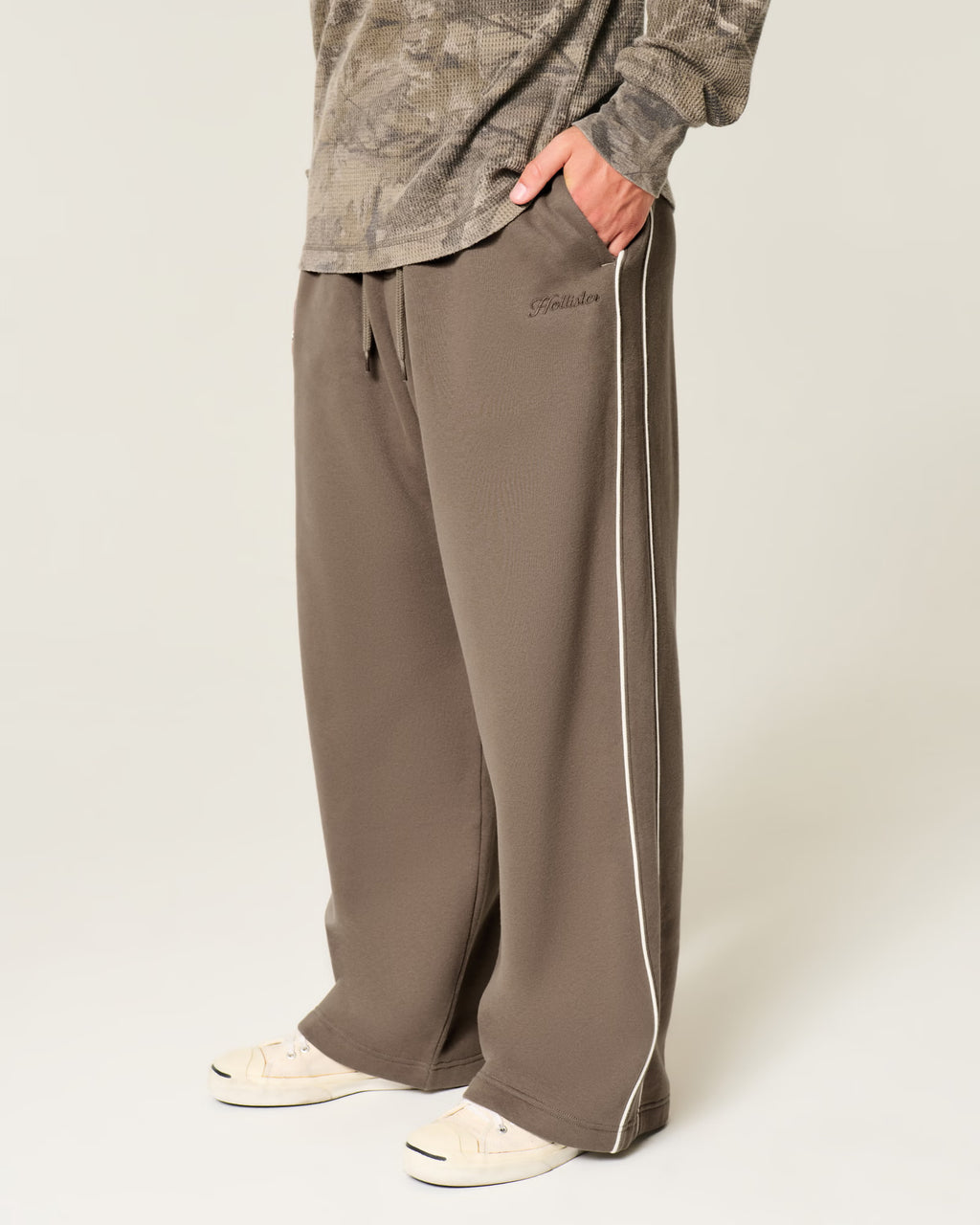 Hollister - Piped Super Baggy Sweatpants