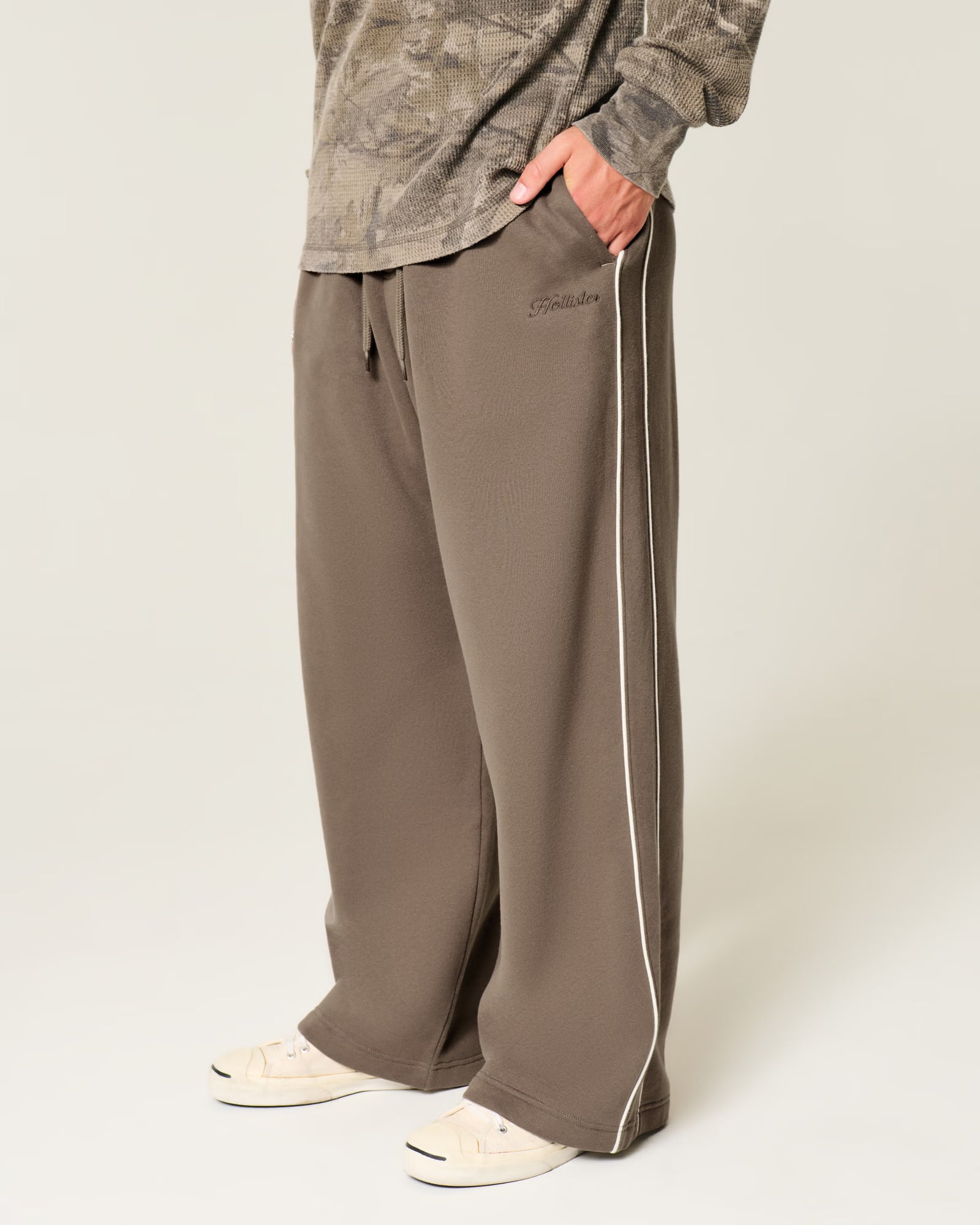 Hollister - Piped Super Baggy Sweatpants