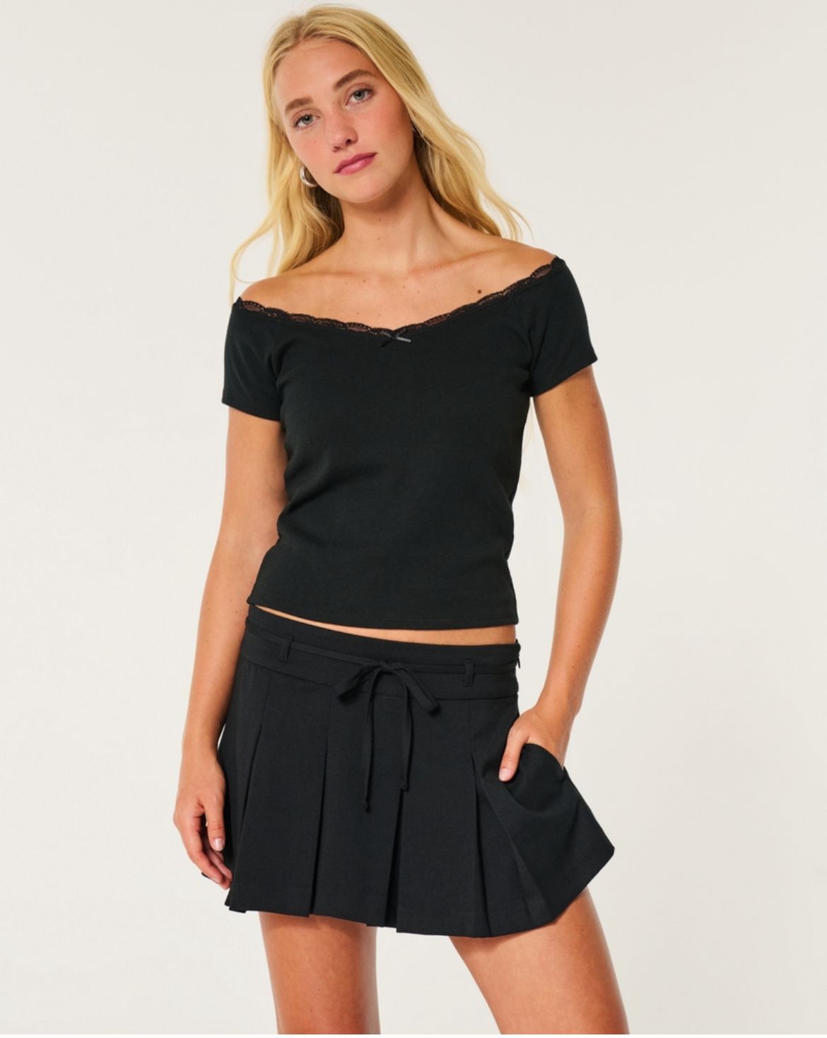 Hollister -Mid-Rise Pleated Mini Skort