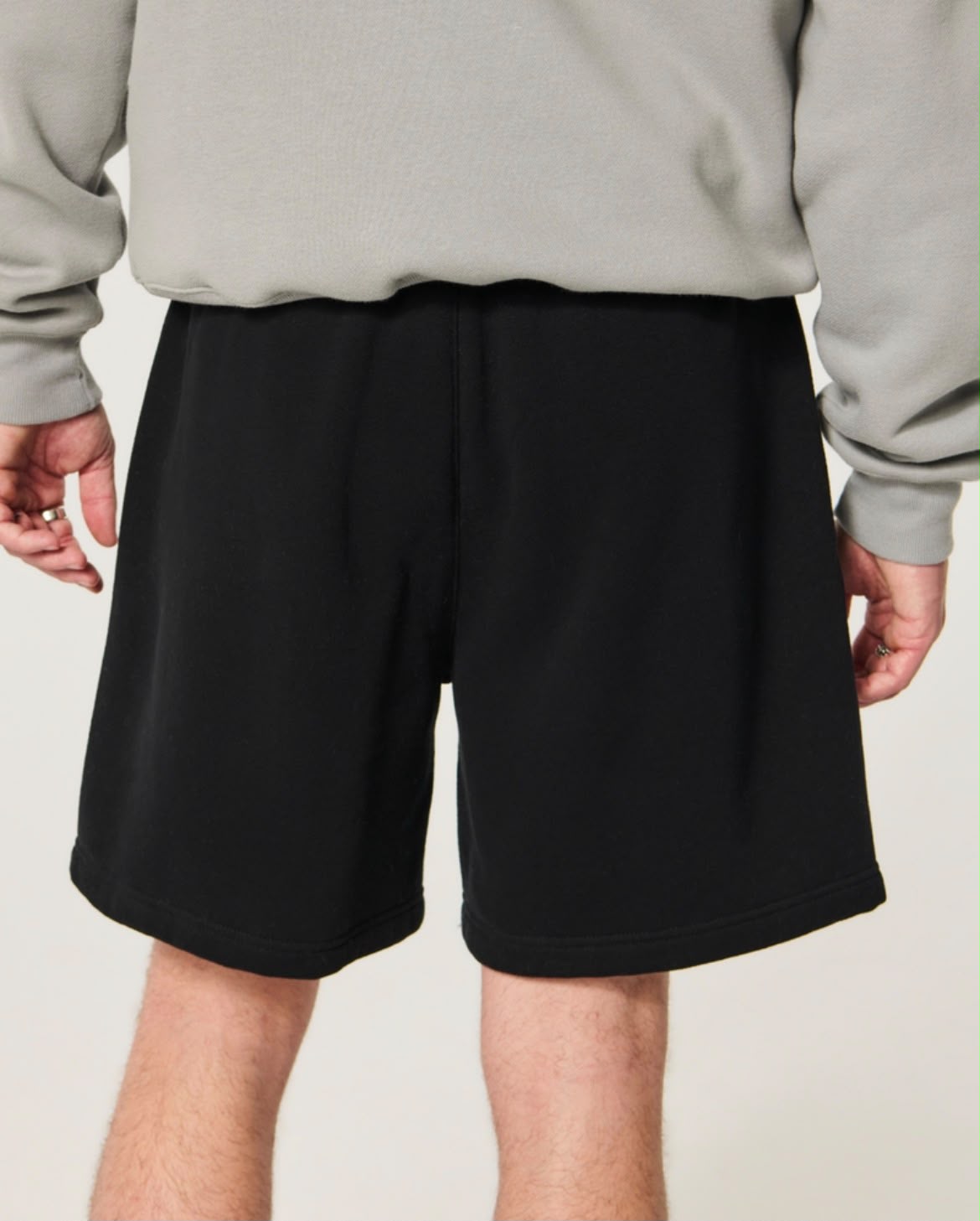 Hollister - Above-the-Knee Logo Graphic Baggy Fleece Shorts IMMEDIATE